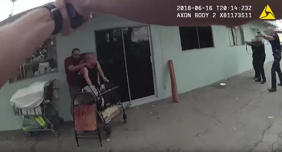 Αστυνομικοί πυροβολούν και σκοτώνουν εγκληματία και την όμηρο που έσφαζε! – Βίντεο